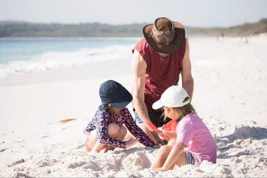 ¿Qué llevar a la playa si vas con niños o bebés? Checklist definitiva