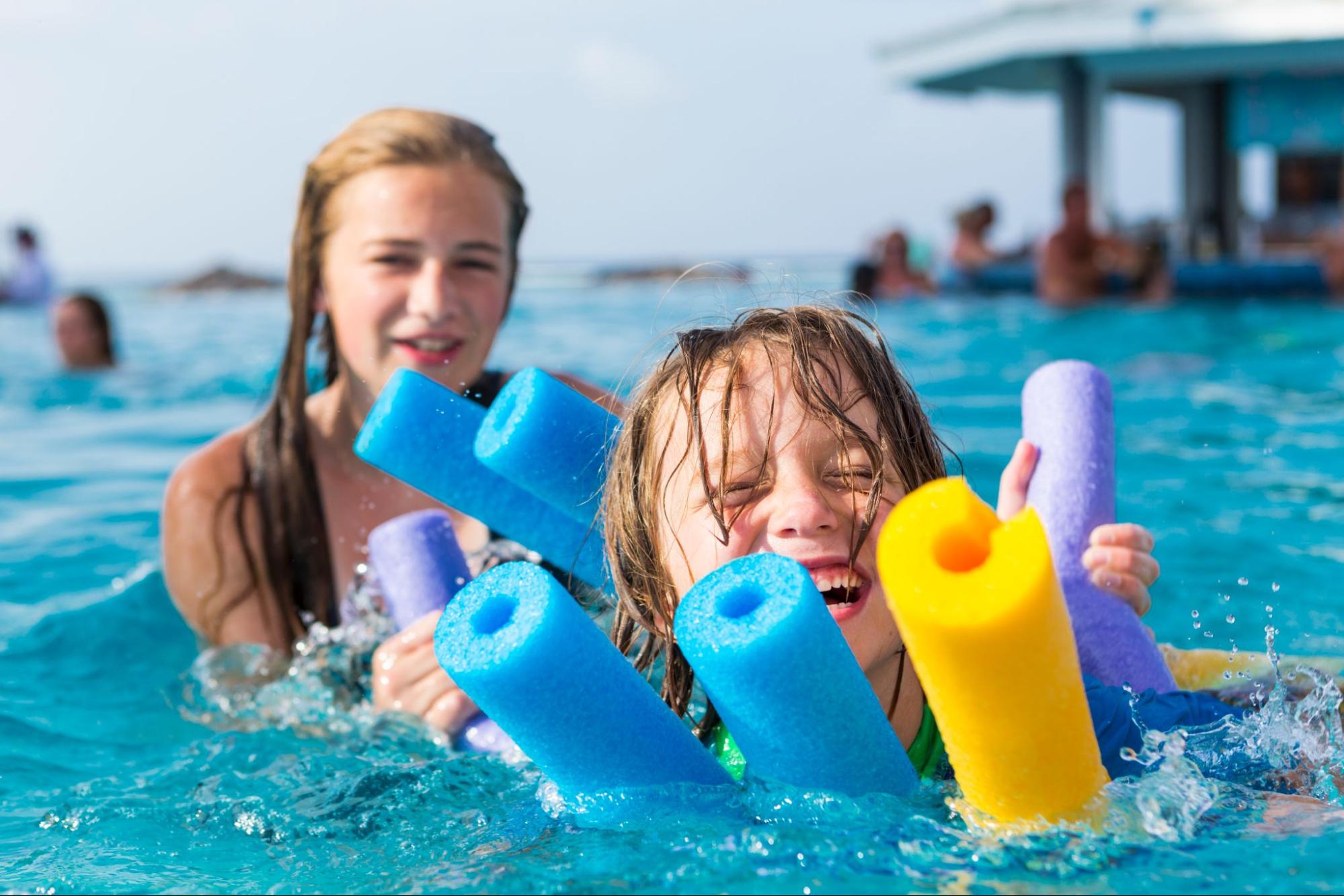 Día de piscina: qué hacer, qué llevar y consejos para disfrutar con los más pequeños